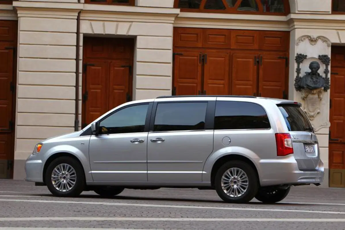 Lancia Voyager (11)