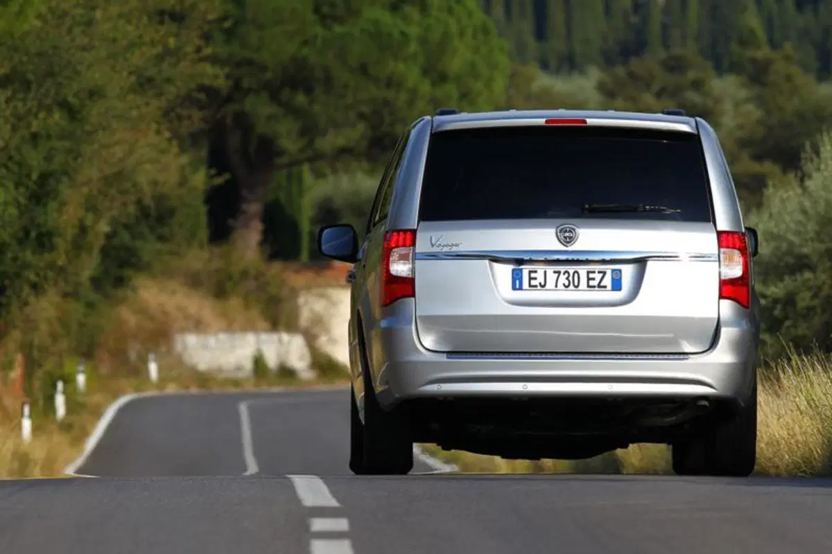 Lancia Voyager (12)