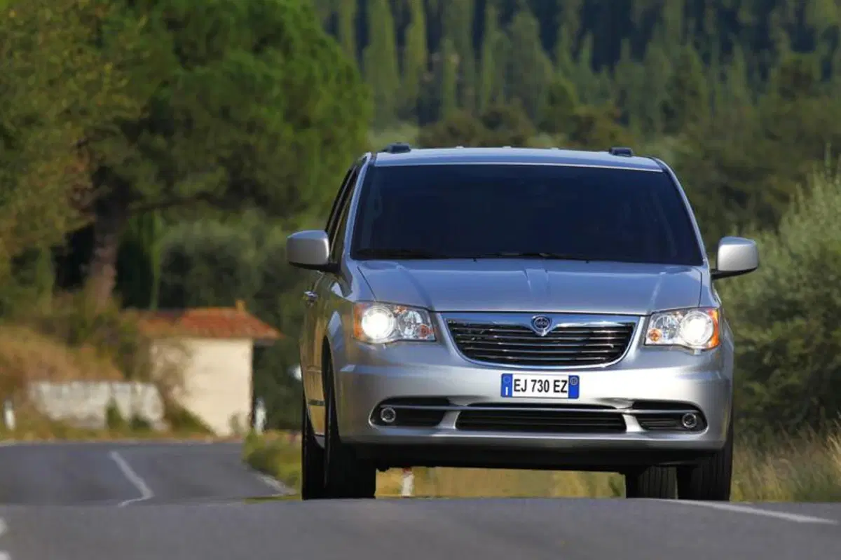 Lancia Voyager (13)