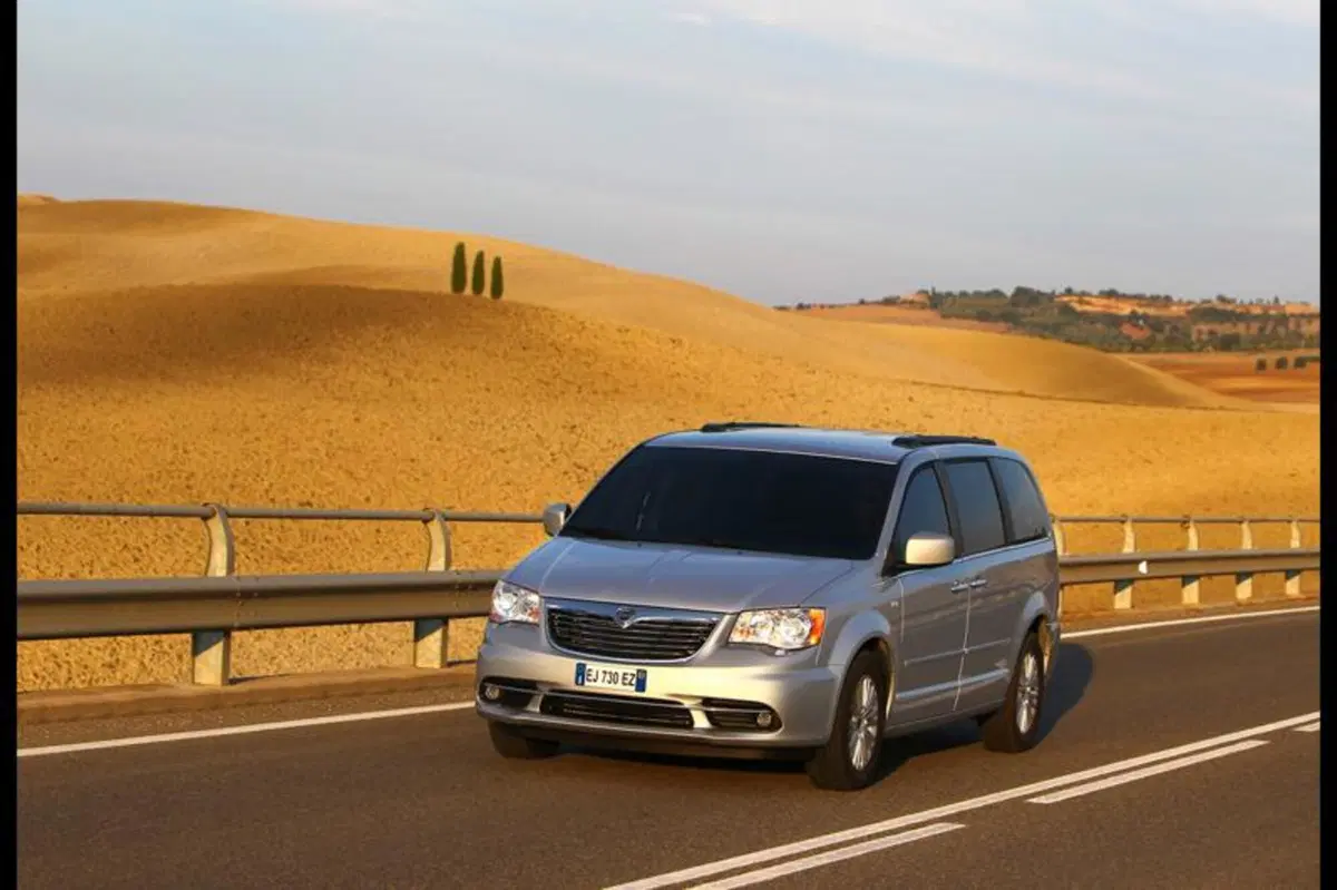 Lancia Voyager (15)