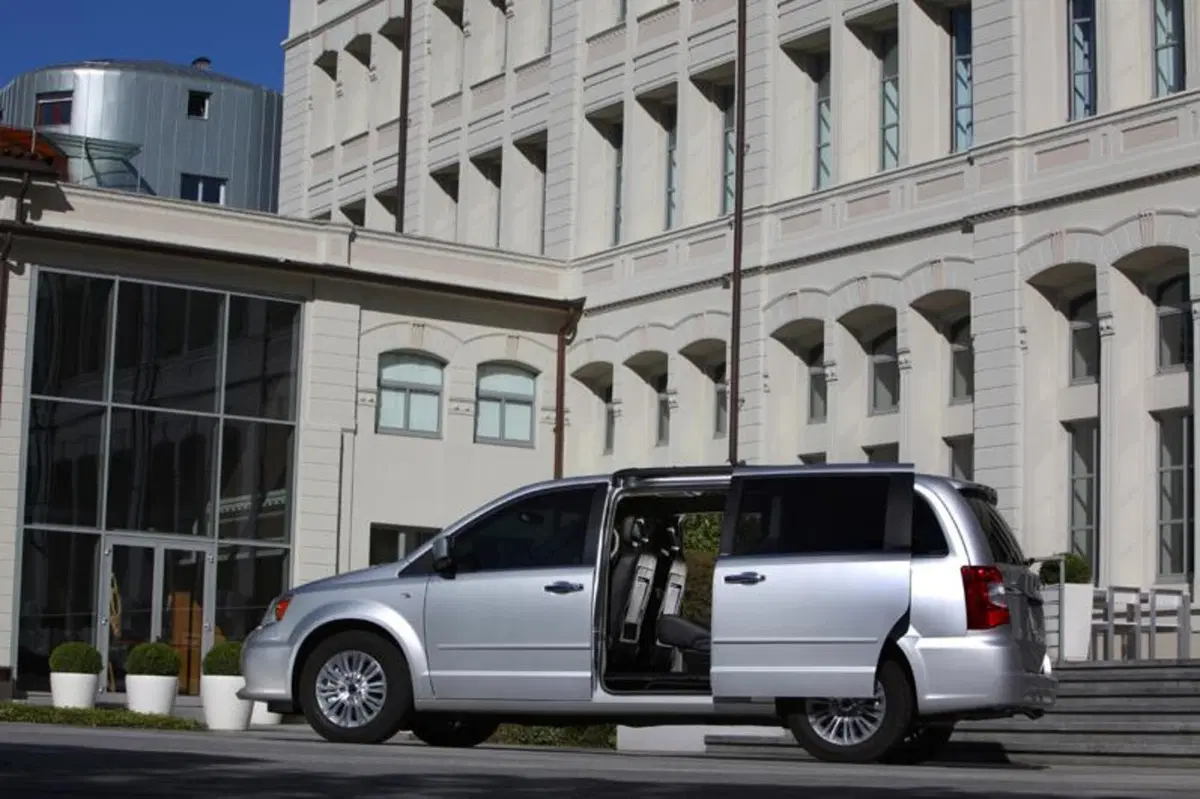 Lancia Voyager (16)