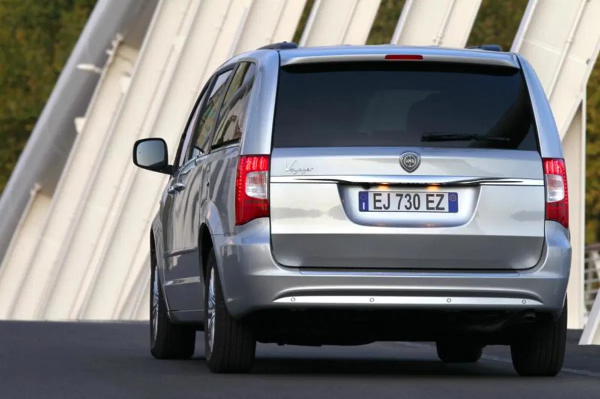 Lancia Voyager (18)