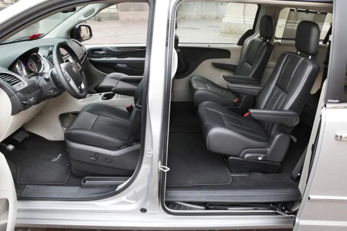 Lancia Voyager (19)