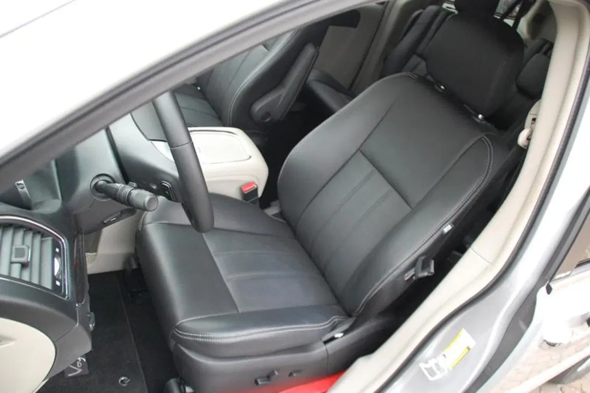 Lancia Voyager (20)