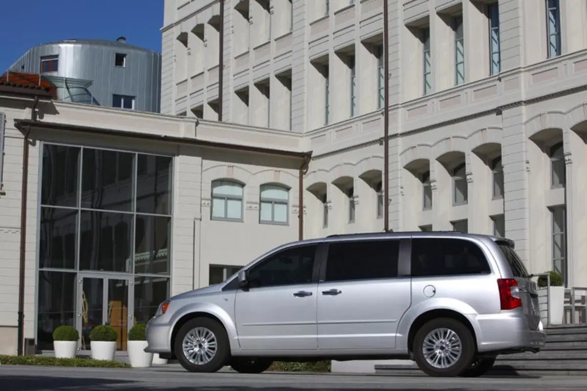 Lancia Voyager (22)