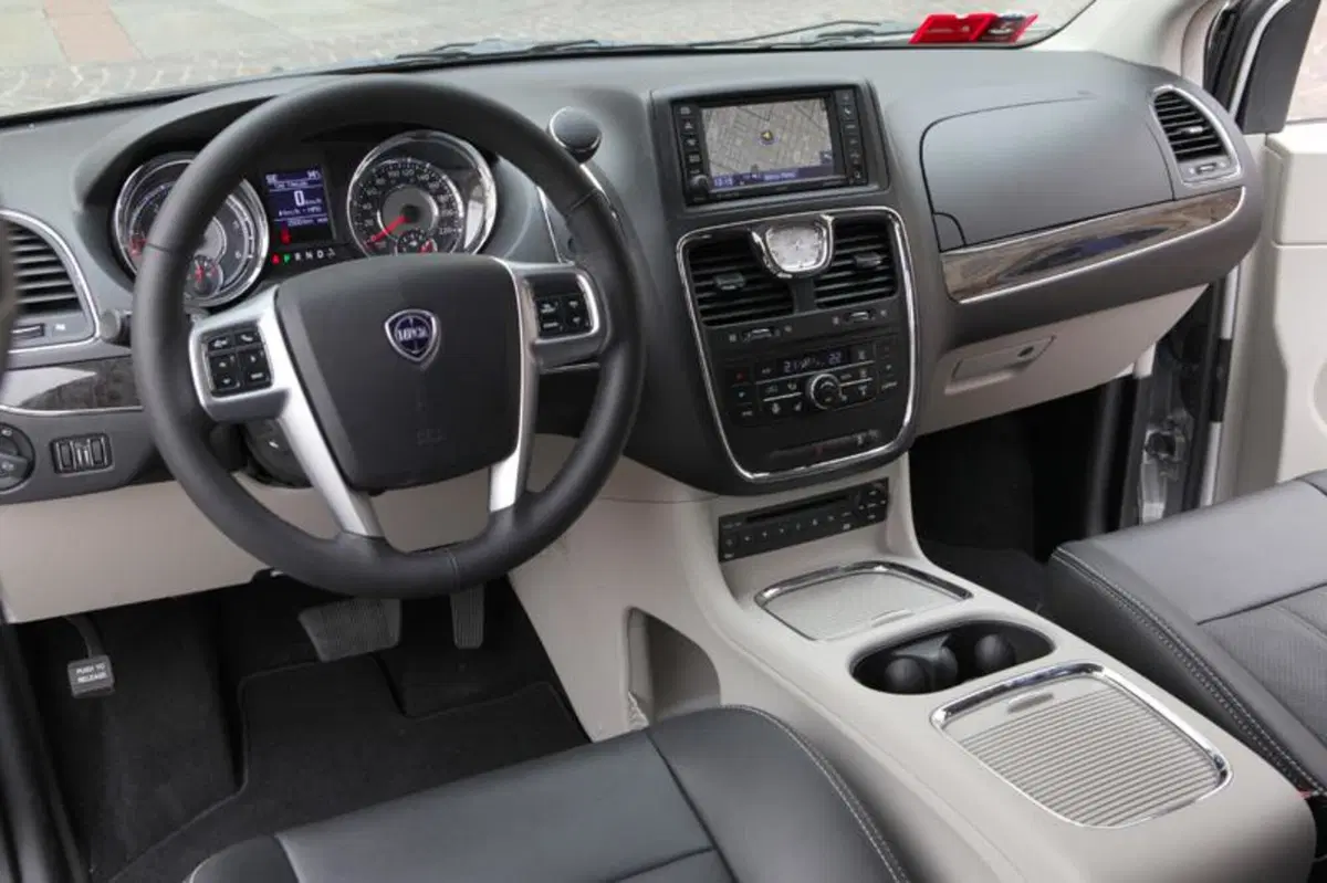 Lancia Voyager (24)