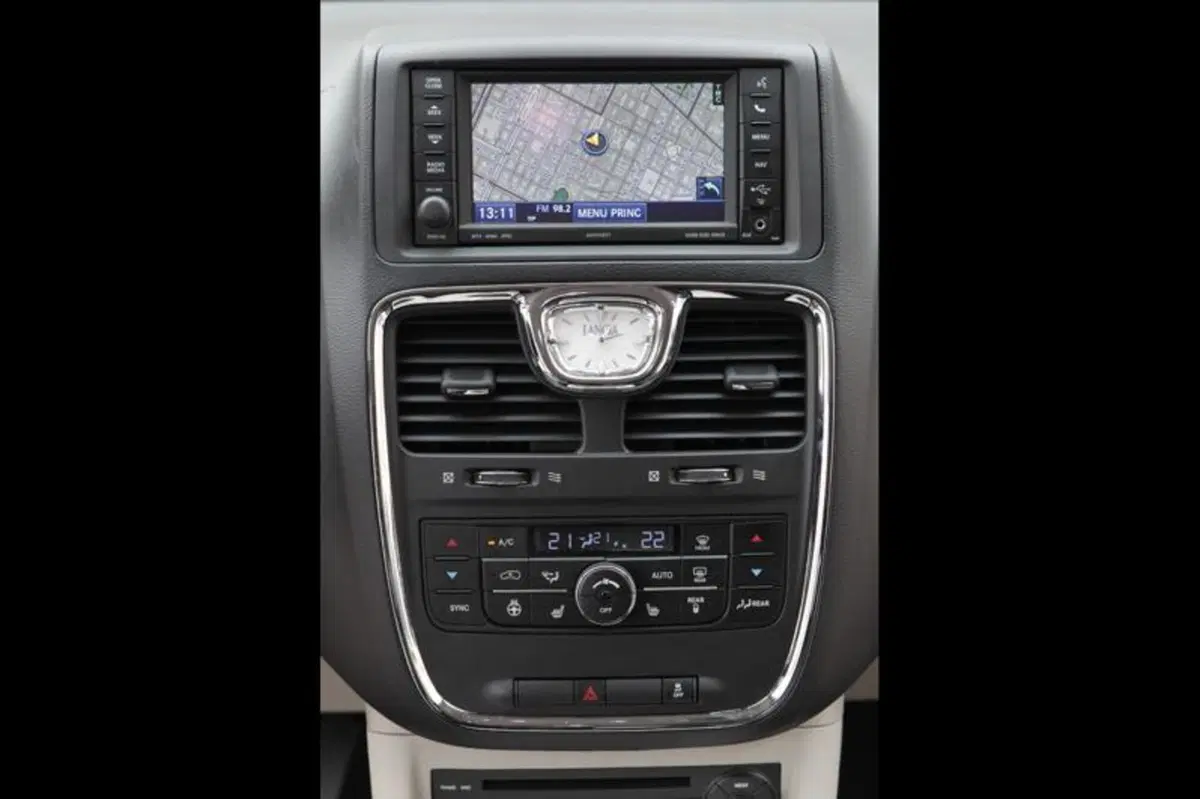 Lancia Voyager (32)
