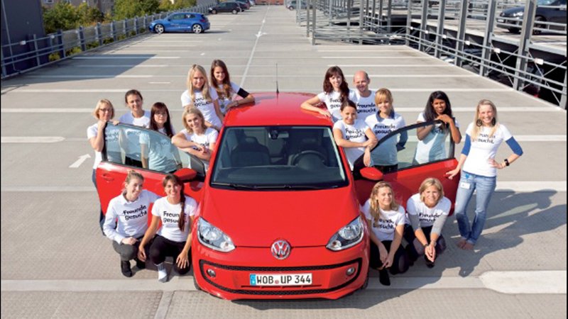Volkswagen Up! In 16 a bordo per un record