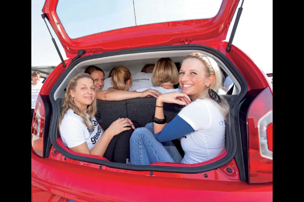 Volkswagen Up! In 16 a bordo per un record (2)