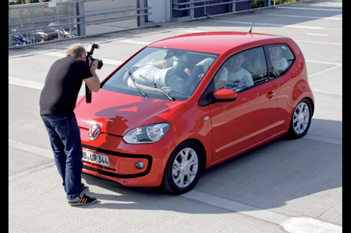 Volkswagen Up! In 16 a bordo per un record (3)
