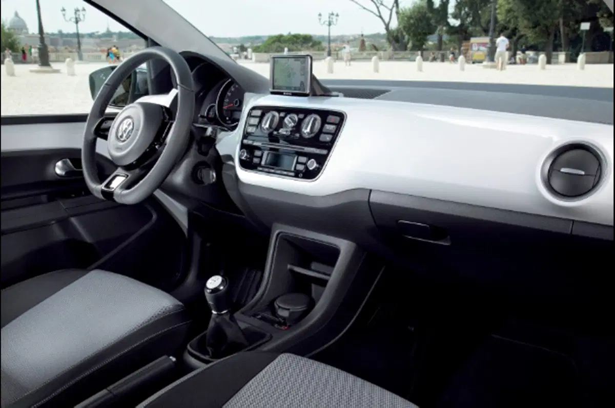 Volkswagen Up! In 16 a bordo per un record (7)