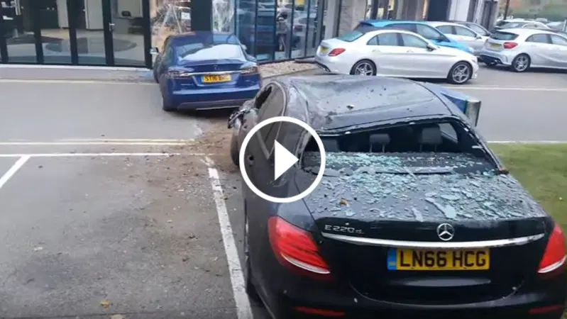 Tesla "plana" su Classe E e finisce contro vetrina: cos'&egrave; successo [Video]