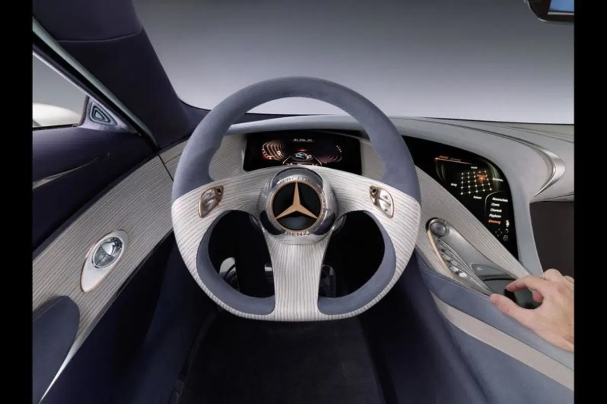 Mercedes-Benz: sempre connessi (26)