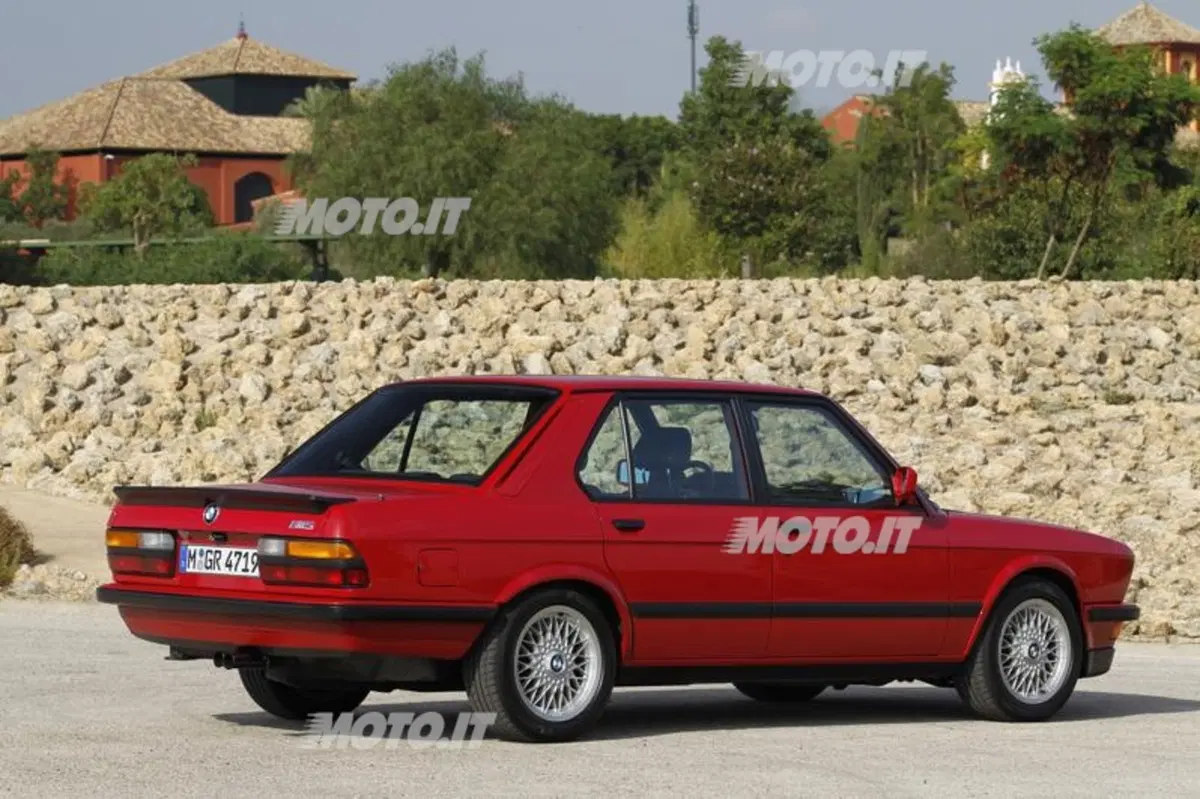 BMW M5: una storia lunga 5 generazioni (7)