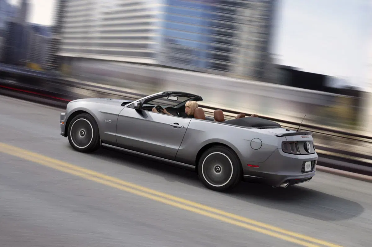 Ford Mustang M.Y. 2013 (2)