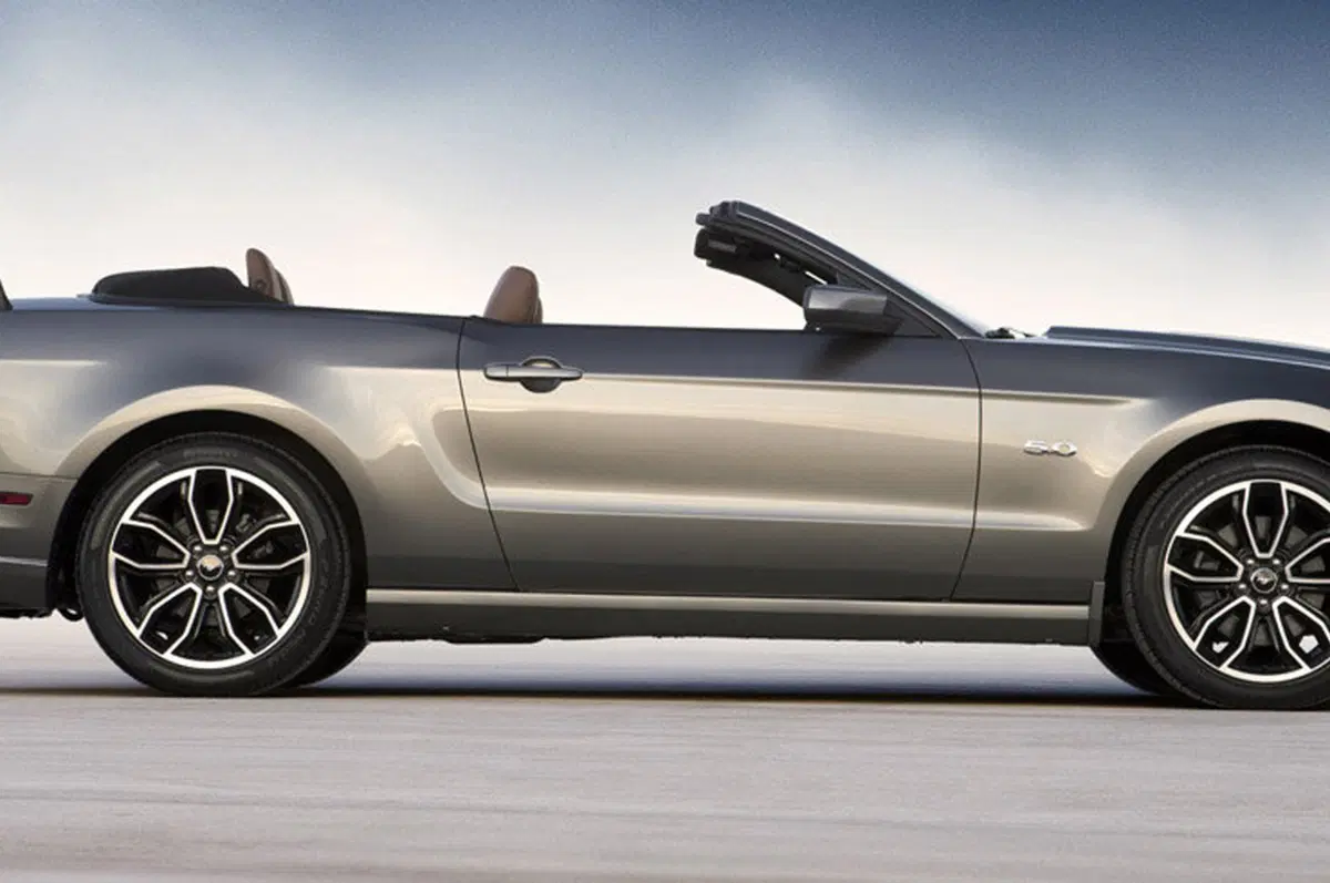 Ford Mustang M.Y. 2013 (5)