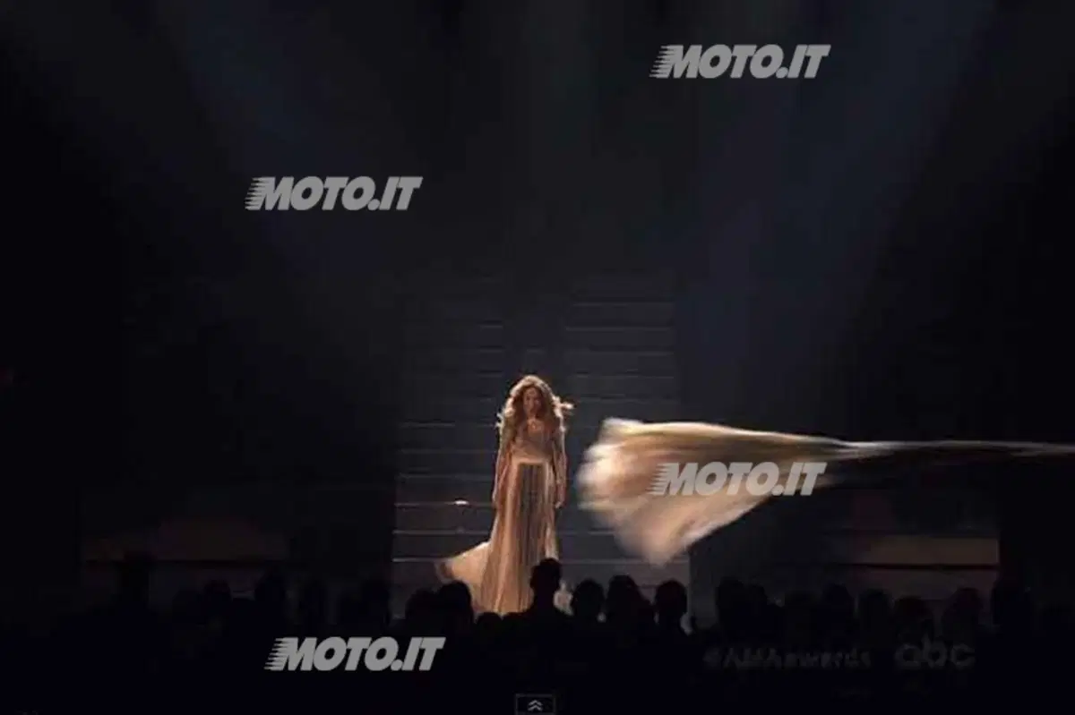 Jennifer Lopez con Fiat 500 agli AMAS 2011 (3)