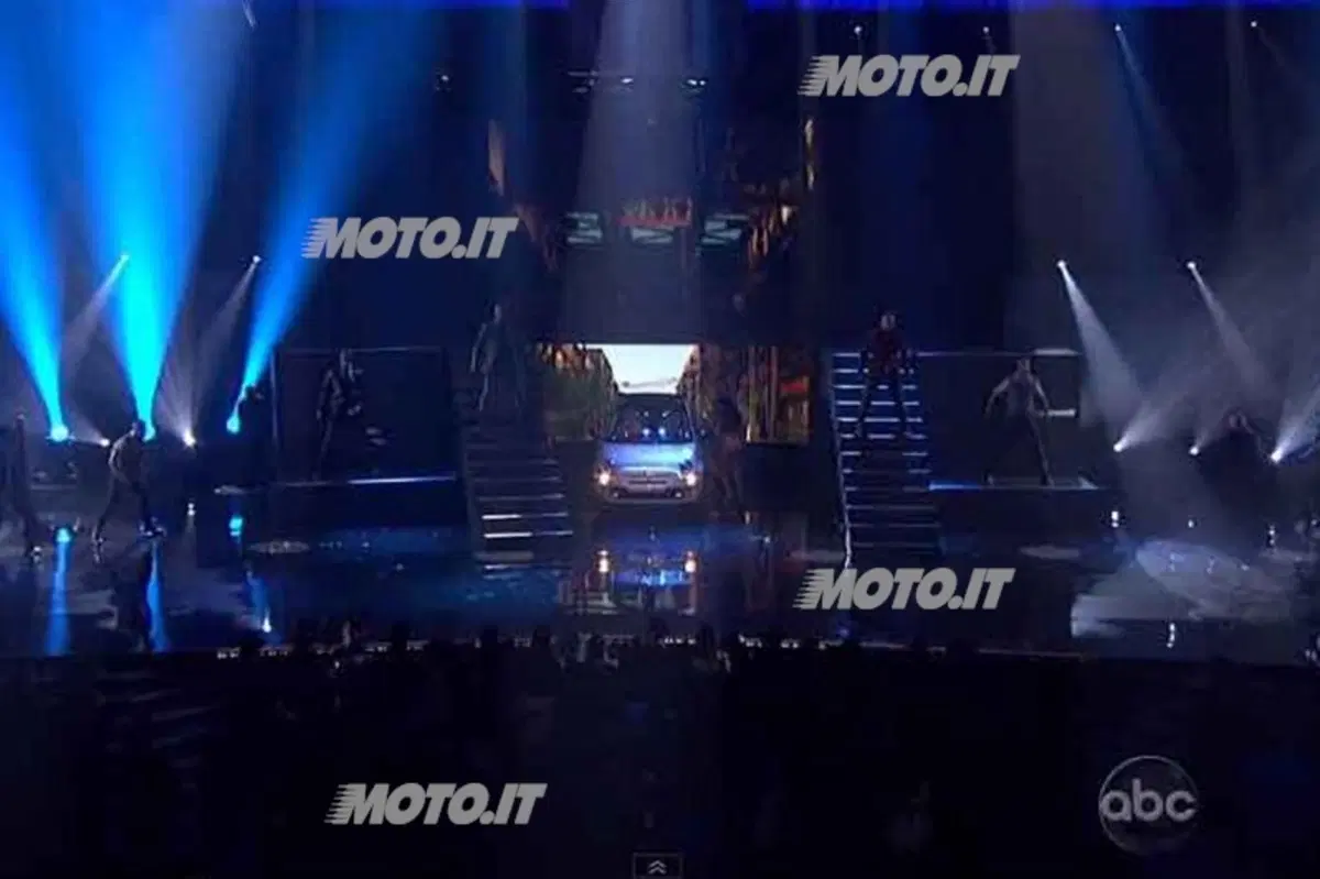 Jennifer Lopez con Fiat 500 agli AMAS 2011 (4)