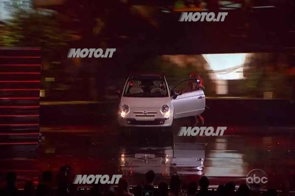 Jennifer Lopez con Fiat 500 agli AMAS 2011 (5)