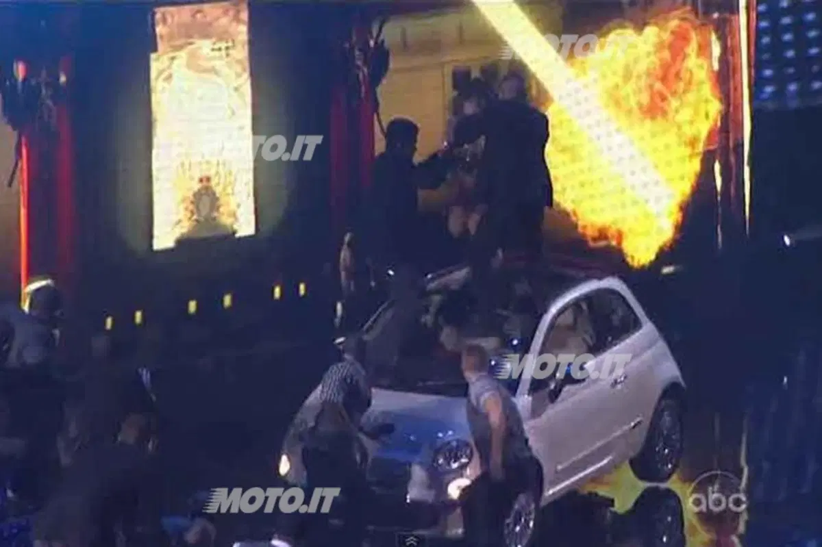 Jennifer Lopez con Fiat 500 agli AMAS 2011 (9)