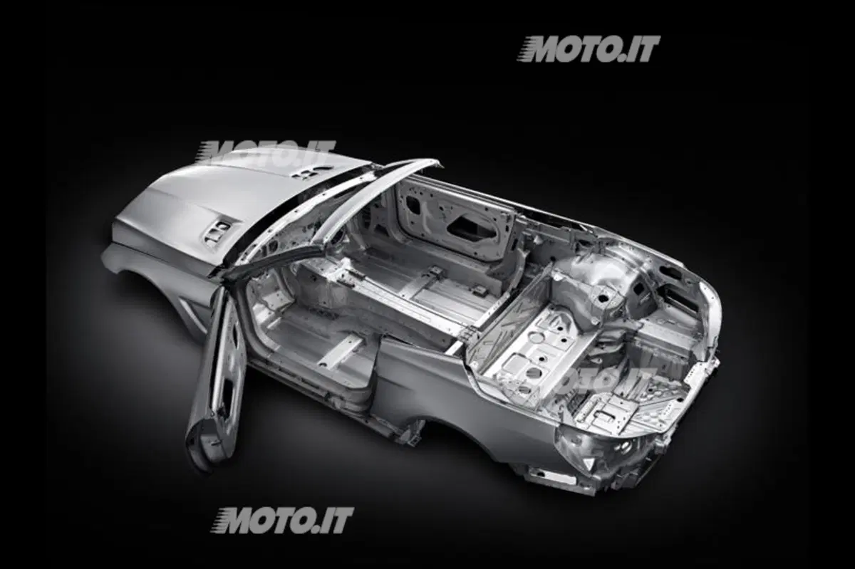 Nuova Mercedes-Benz SL: prime immagini e informazioni ufficiali (7)