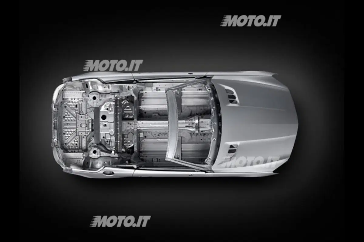 Nuova Mercedes-Benz SL: prime immagini e informazioni ufficiali (8)