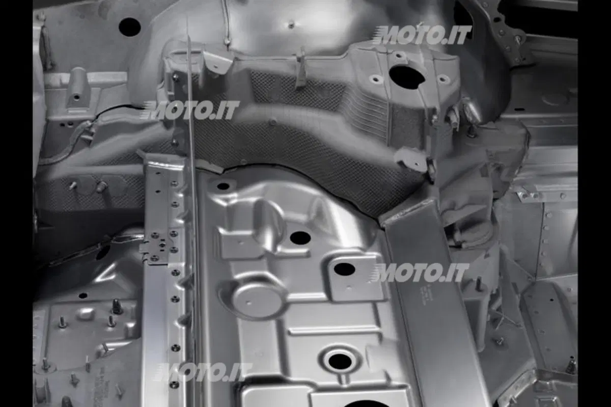 Nuova Mercedes-Benz SL: prime immagini e informazioni ufficiali (11)