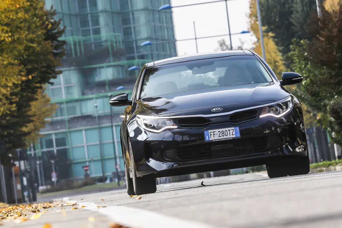 Kia Optima Plug-In Hybrid [Video primo test] (4)