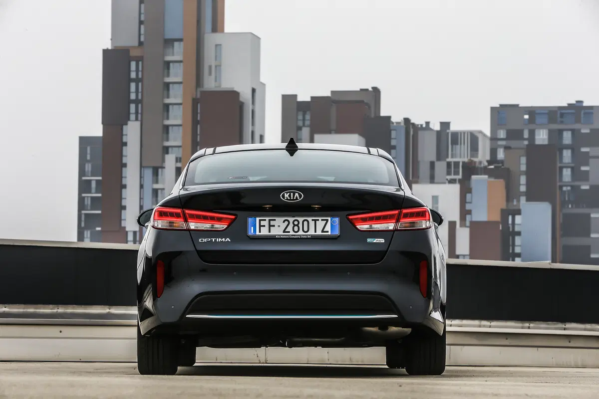 Kia Optima Plug-In Hybrid [Video primo test] (2)
