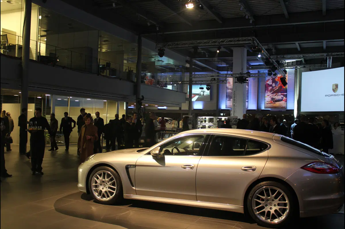 Porsche: inaugurato un nuovo dealer a Milano (213)