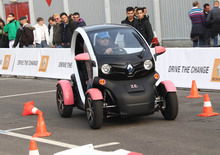 Enrico Brignano a bordo di Renault Twizy