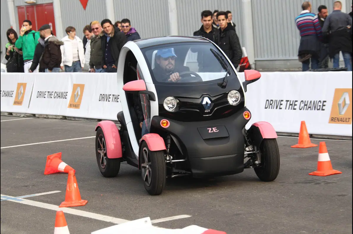 Enrico Brignano a bordo di Renault Twizy