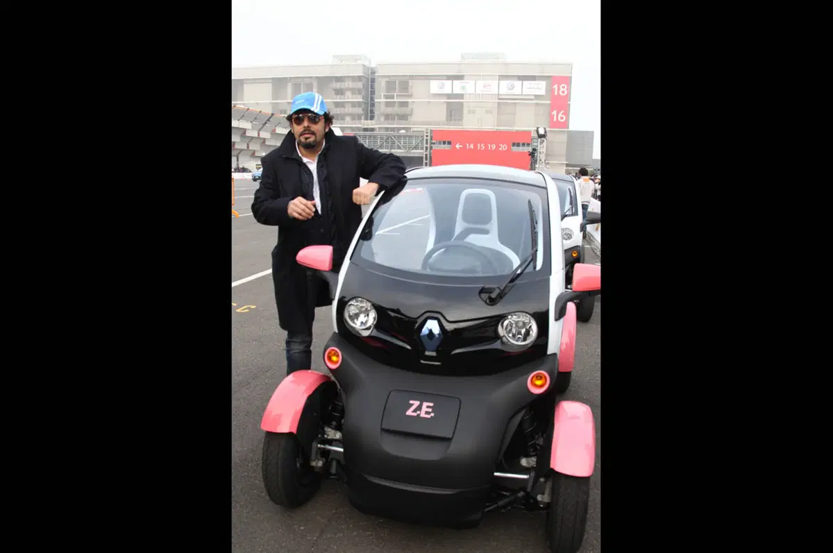 Enrico Brignano a bordo di Renault Twizy (3)