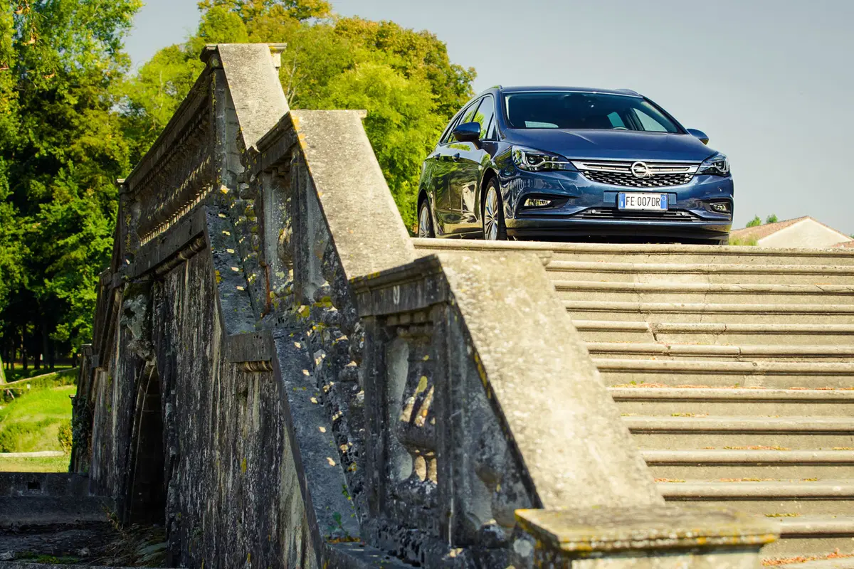 Opel Astra Sports Tourer: scopri gli interni nel video a 360° (8)