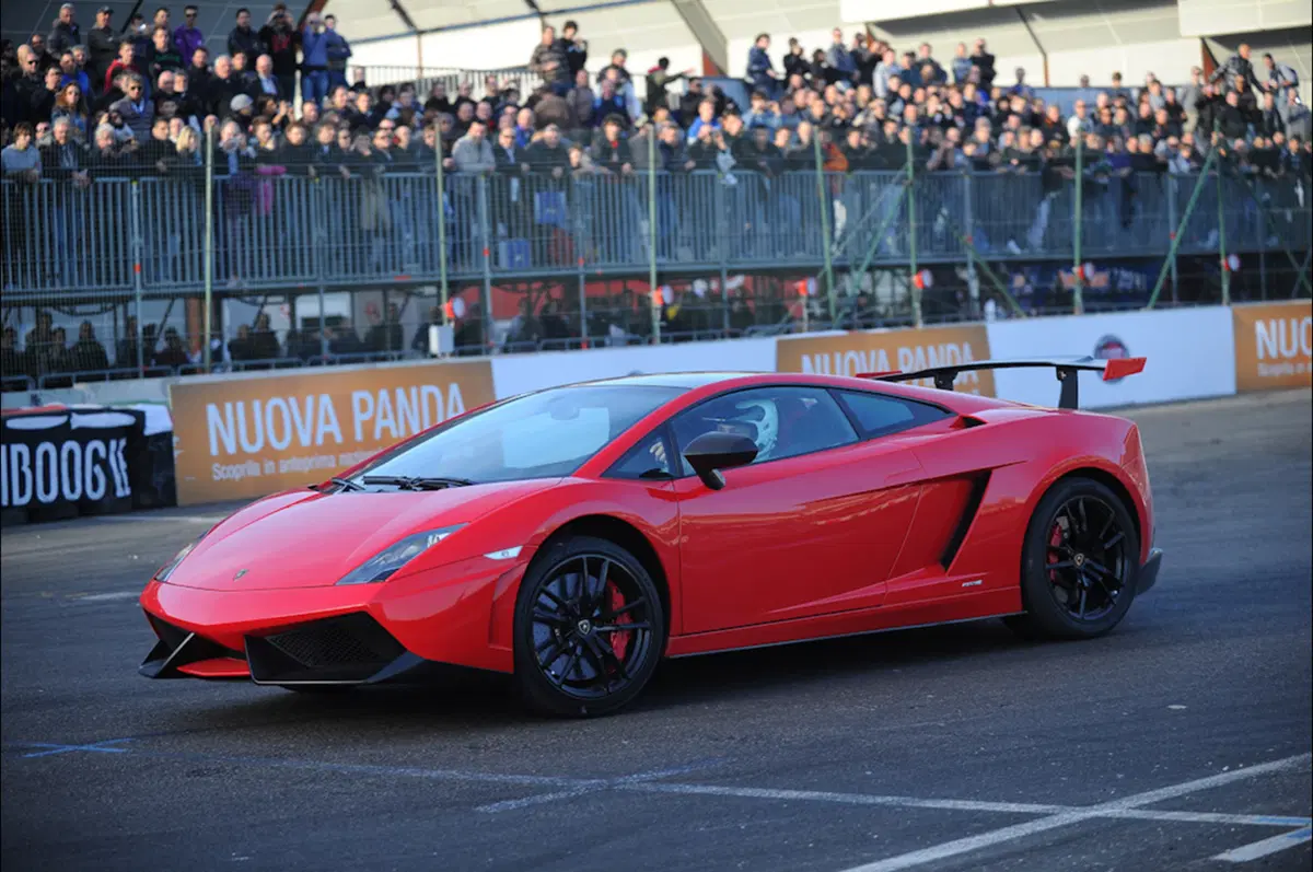 Lamborghini Aventador: nata per le corse (39)