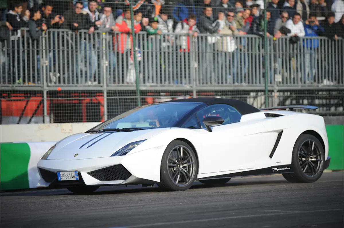 Lamborghini Aventador: nata per le corse (40)