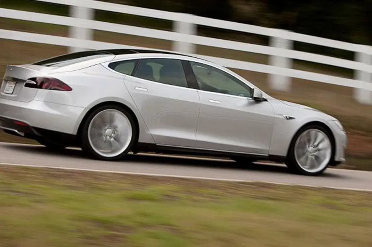 Tesla Model S (3)