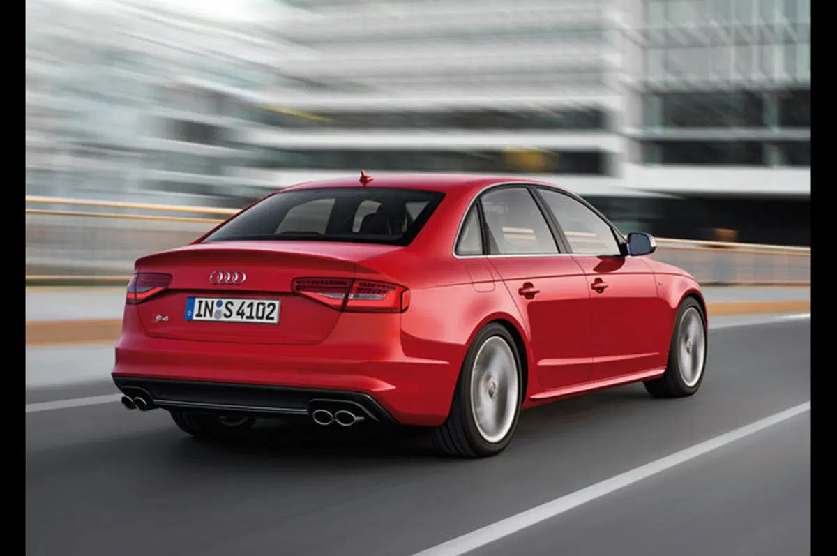 Audi A4: aperte le prevendite (2)