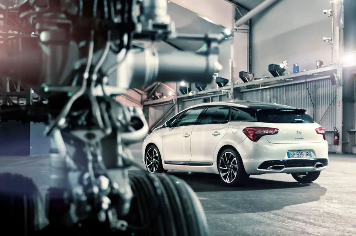 Citroen: la DS5 ritratta al fianco del Concorde (3)