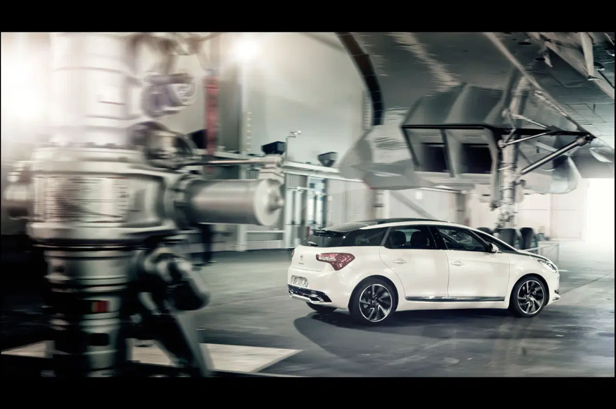 Citroen: la DS5 ritratta al fianco del Concorde (4)