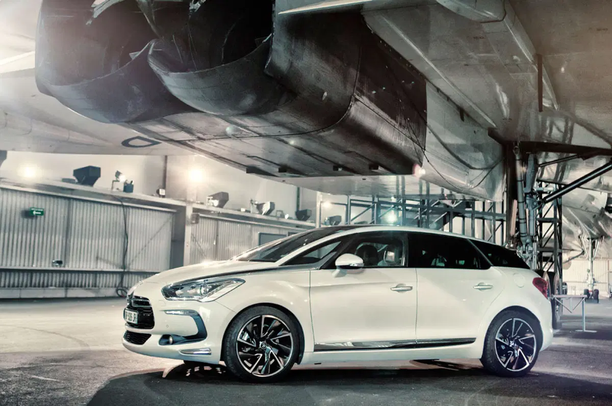 Citroen: la DS5 ritratta al fianco del Concorde (5)