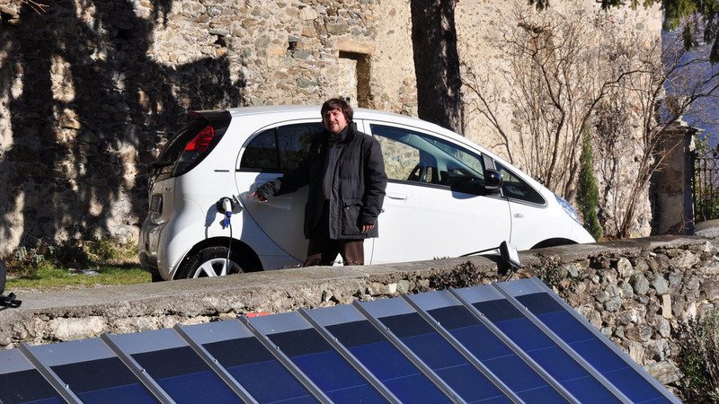 Peugeot: Luca Mercalli &egrave; il primo italiano ad acquistare la iOn