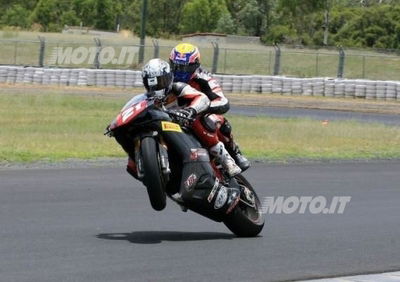 Troy Bayliss dà uno strappo a Mark Webber