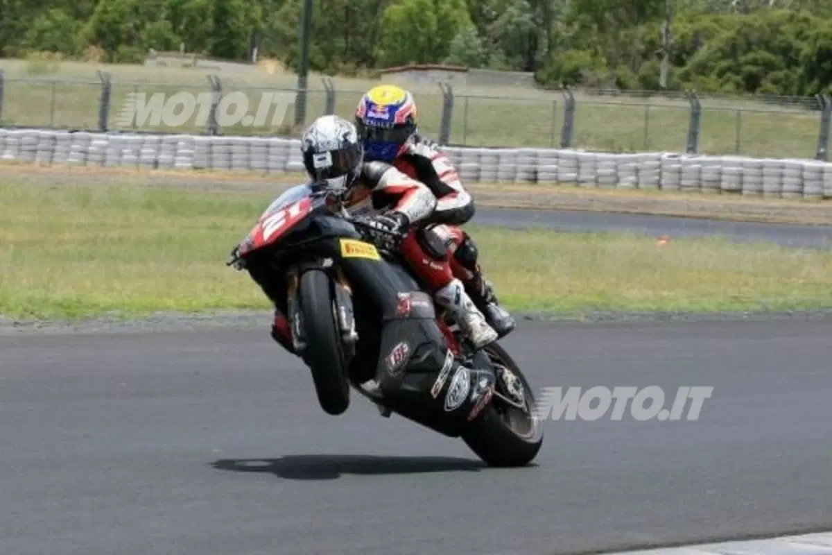 Troy Bayliss dà uno strappo a Mark Webber