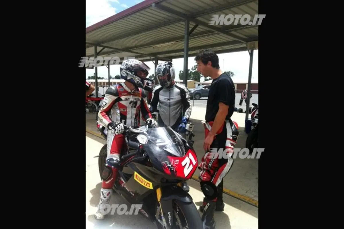 Troy Bayliss dà uno strappo a Mark Webber (2)