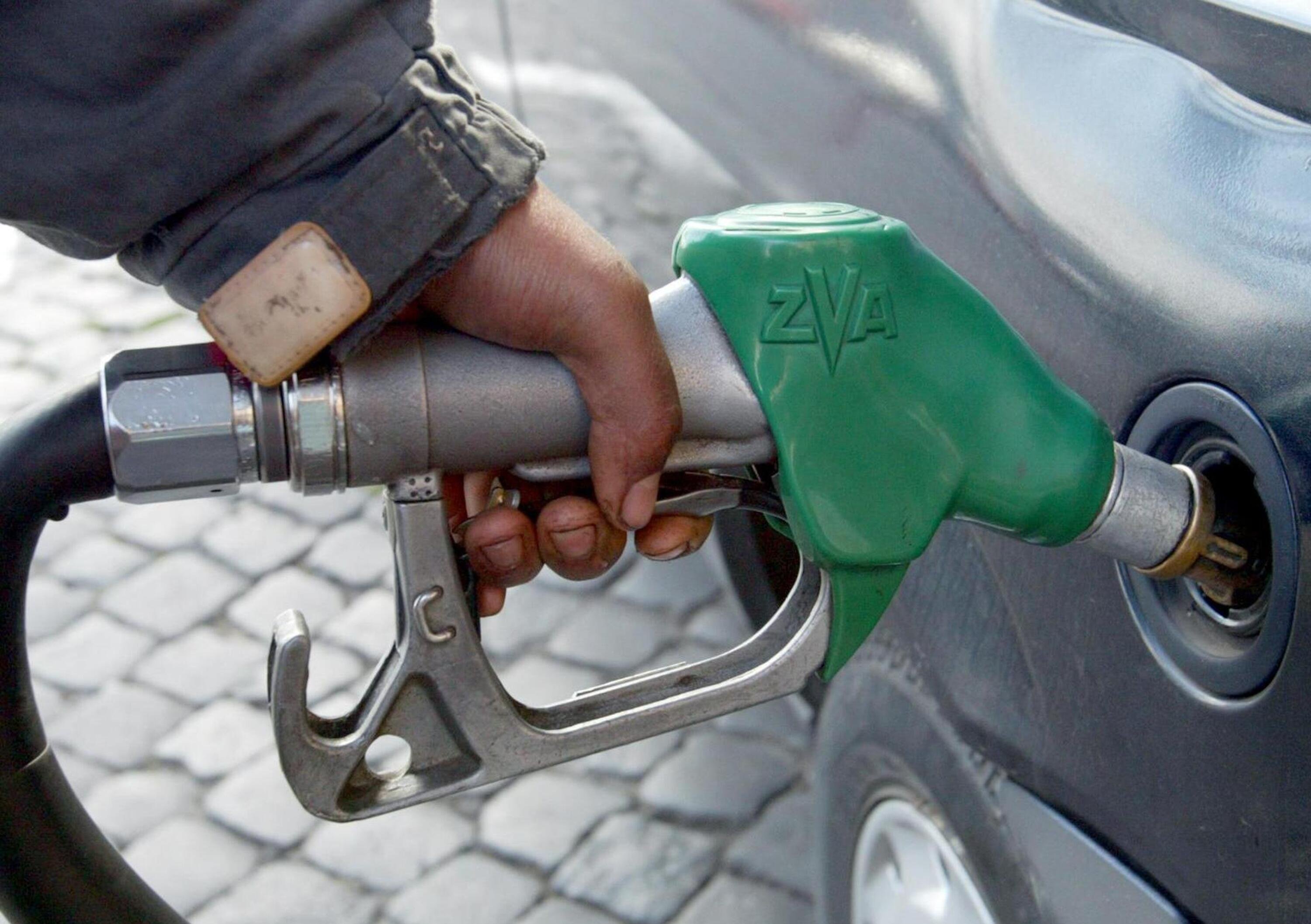 Nuovo record della benzina: sfiorati gli 1,8 euro al litro