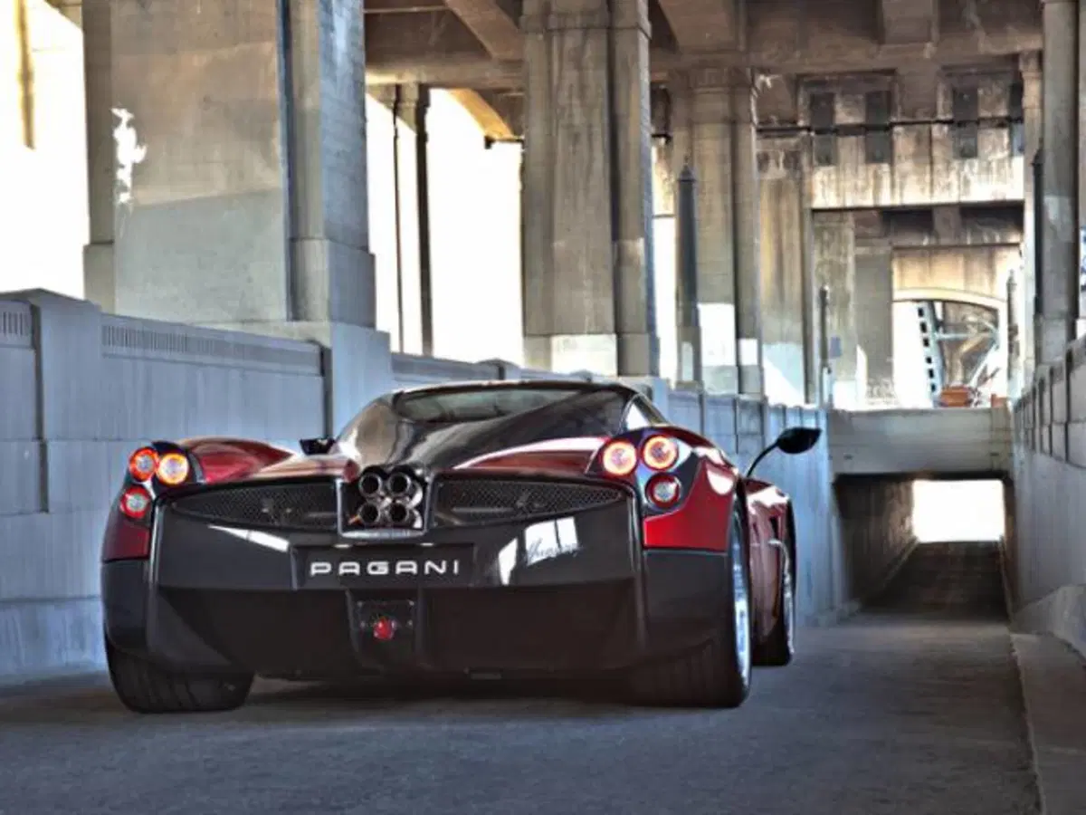 Pagani Huayra: immagini e video della supercar modenese (2)