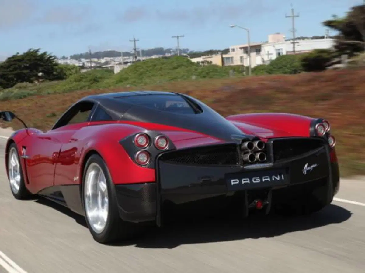 Pagani Huayra: immagini e video della supercar modenese (8)