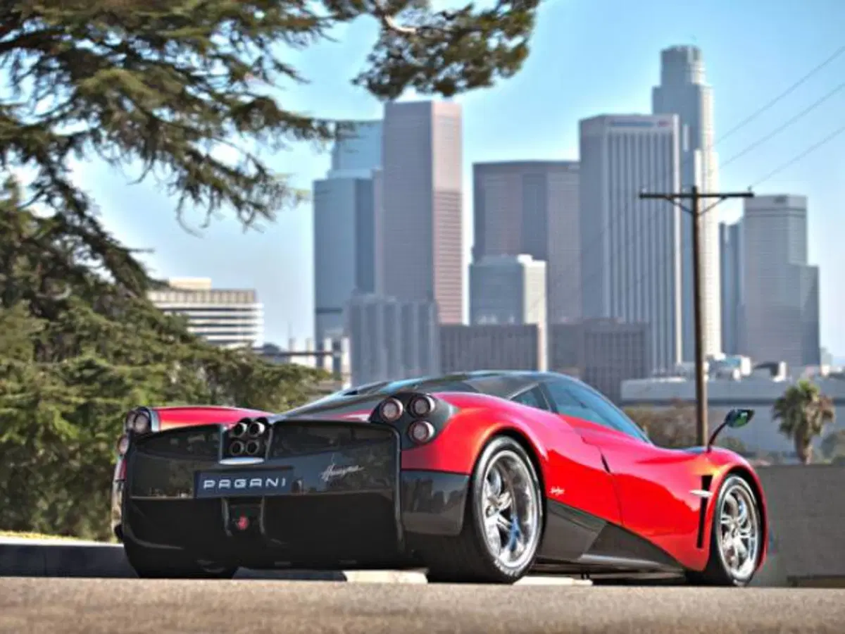 Pagani Huayra: immagini e video della supercar modenese (12)