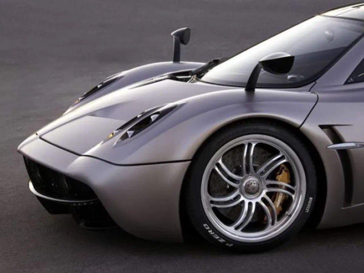 Pagani Huayra: immagini e video della supercar modenese (13)